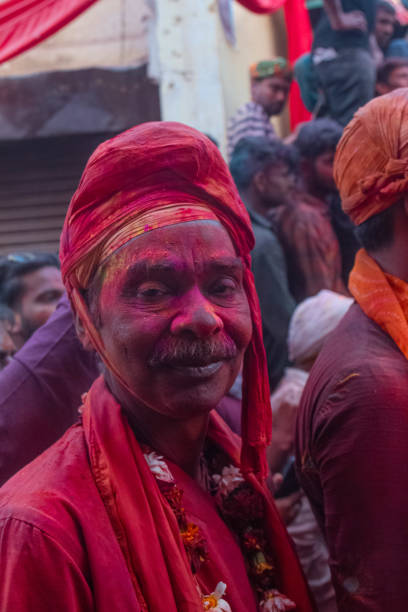 miejscowa ludność świętująca festiwal lathmar holi w barsana - 5428 zdjęcia i obrazy z banku zdjęć