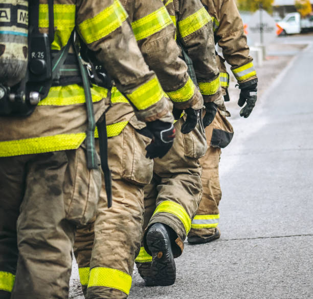 bombeiros em equipamento - bombeiro - fotografias e filmes do acervo