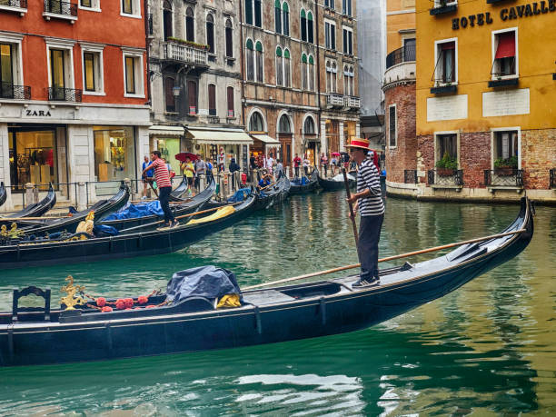 곤돌리에 그의 보트를 조종 - gondola gondolier venice italy italy 뉴스 사진 이미지