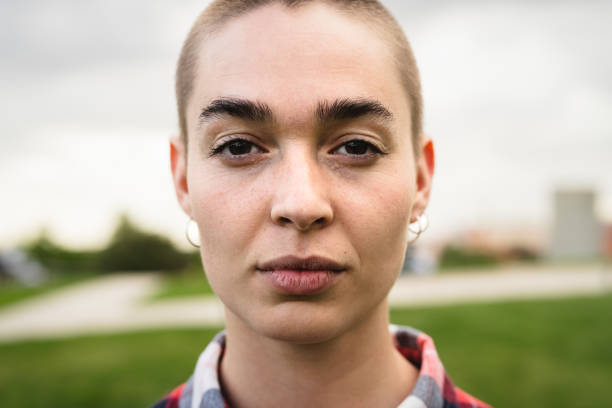 カメラの肖像�画を見ている剃毛された頭の女の子 - anti cancer ストックフォトと画像