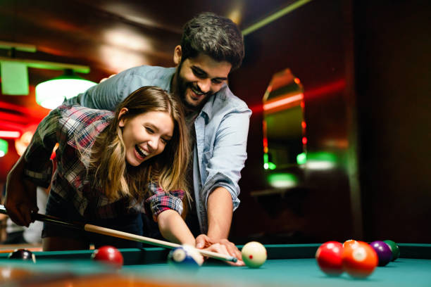 portret młodej pary bawiącej się razem w bilard. - pool game snooker pub sport zdjęcia i obrazy z banku zdjęć