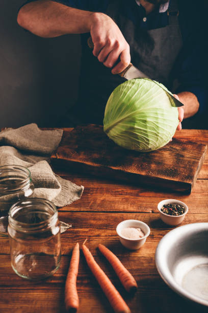 preparando col blanca para la cena - sauerkraut cabbage vegetable white cabbage fotografías e imágenes de stock