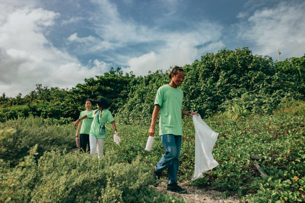 istock Community Volunteer Groups on the Beach 1403303396