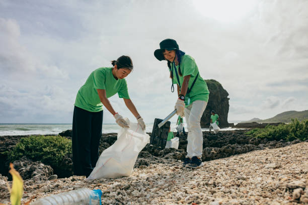 istock Community Volunteer Groups on the Beach 1403303413