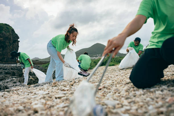 istock Community Volunteer Groups on the Beach 1403303586