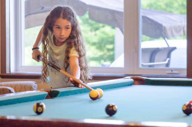 девушка играет бассейн - child sport playing pool game стоковые фото и изображения
