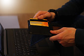 junger-mann-beim-online-shopping.jpg?b=1&s=170x170&k=20&c=nZOhfjTXbVhHwX3_PqPROz39nrmOiFBr4AXwhuAej3I=