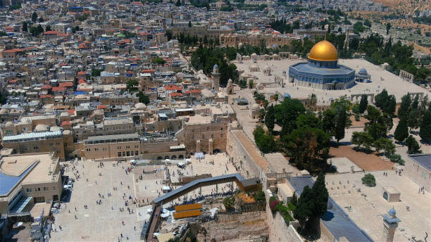 parete occidentale e cupola dorata della moschea di roccia, vista aerea - middle the western wall jerusalem israel foto e immagini stock