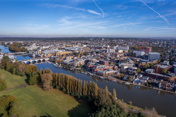 a vista aérea drone do centro da cidade de kingston sobre o tâmisa, grande londres. - uk tree city bridge - fotografias e filmes do acervo