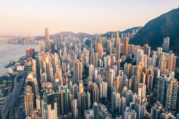 ponto de vista do helicóptero em hong kong com muitos detalhes visíveis na imagem - hong kong - fotografias e filmes do acervo