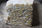nahaufnahme-der-textur-eines-tempe.jpg?b=1&s=170x170&k=20&c=ZgjoXu_ACCDVI5emvhVWcj0hgDLH1AaF8vI0Z_LQL8U=