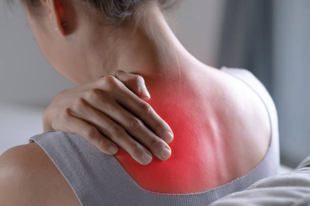 frau hat schulterschmerzen. - pain backache human spine massaging stock-fotos und bilder
