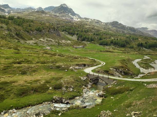 пейзаж в бернина лагальб на перевале бернина. - berninapass стоковые фото и изображения