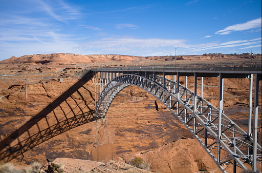 The Carl Hayden Visitor Center parking lot offers a breathtaking view of the bridge and the lake Powell dam. The steel arch bridge carry the road 89 was achieved in 1959.