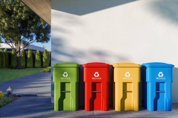 庭のカラフルなごみ箱を使った廃棄物管理コンセプト - container red city life urban scene ストックフォトと画像