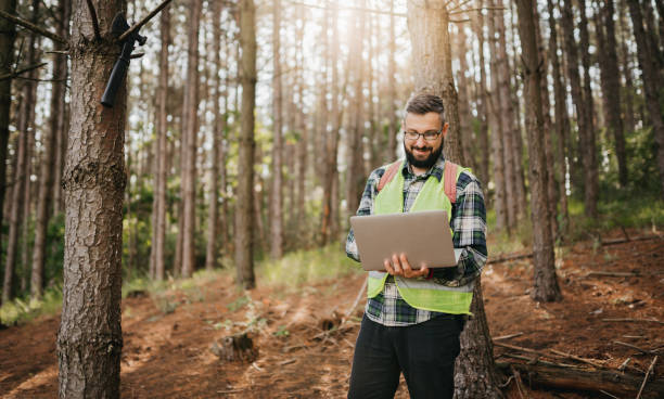 森林生態系を監視するレンジャー - environmental assessment ストックフォトと画像