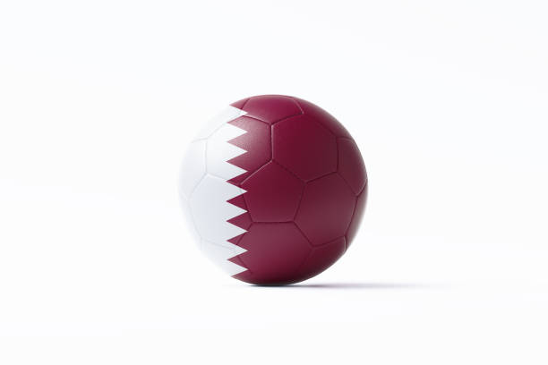 футбольный мяч текстурирован с катарским флагом, сидящим на белом фоне - отборочные матчи чемпионата мира по футболу 2022 года в катаре - qatari flag стоковые фото и изображения