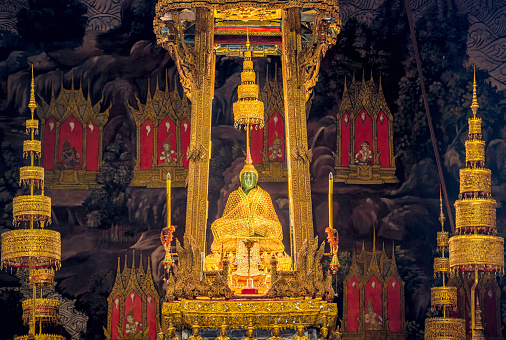 The Emerald Buddha is enshrined at the Temple of the Emerald Buddha. or Wat Phra Kaew Bangkok It is the sacred thing inhabited. have a long history