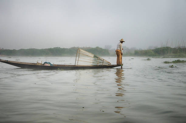 pescador local no lago inle, myanmar - inle lake agriculture traditional culture farmer - fotografias e filmes do acervo