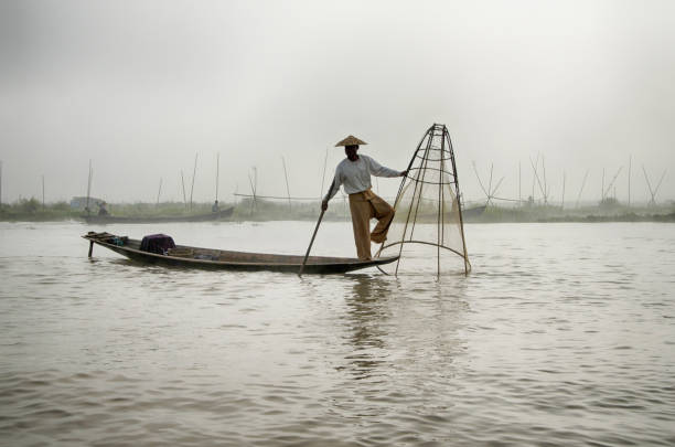 pescador local en el lago inle, myanmar - inle lake agriculture traditional culture farmer fotografías e imágenes de stock