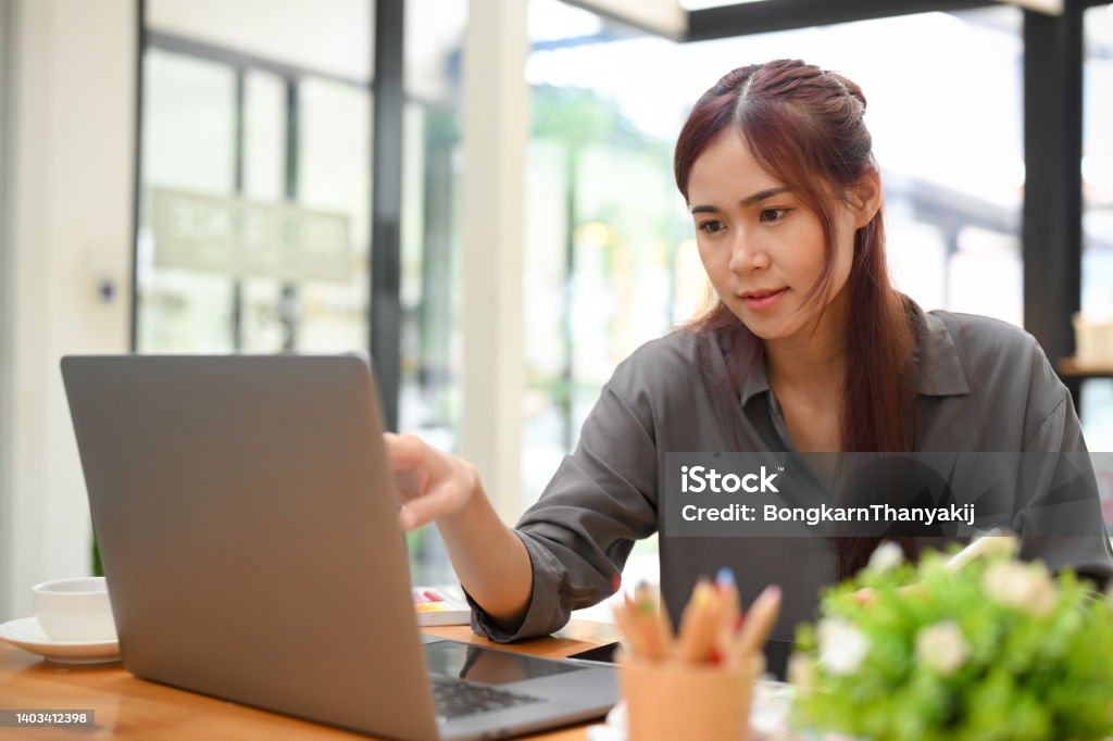 Desainer Grafis Wanita Muda Asia Yang Cantik Bekerja Di Ruang Kerja