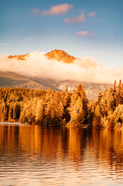 ストルブスケ湖の朝の秋の景色。ハイタトラス国立公園のストルブスケ湖、スロバキアの風景、ヨーロッパ。 - pleso ストックフォトと画像
