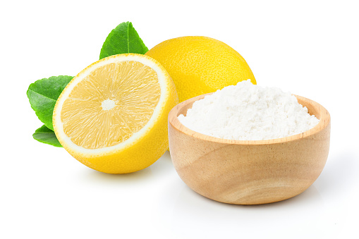 Bicarbonato de sodio o bicarbonato de sodio en polvo y fruta fresca de limón photo