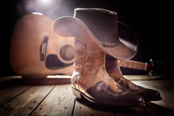 concert live du festival de musique country avec guitare acoustique, chapeau de cowboy et bottes - country music photos et images de collection