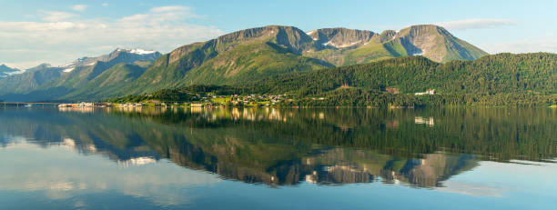 norwegische fjorde landschaftsansicht mit bergspiegelung, norwegen, lysefjord - lysefjord stock-fotos und bilder