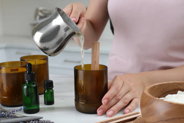 mujer haciendo vela casera en la mesa de la cocina, primer plano - kerosene oil fotografías e imágenes de stock