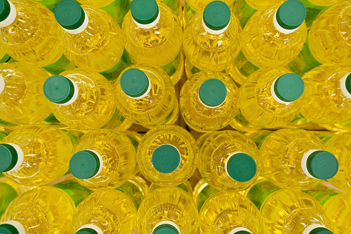 Aceite de cocina de colza vegetal en botellas con corcho en el mercado. Vista superior photo