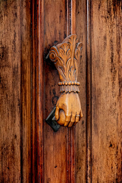 battente in legno - gate handle door traditional culture foto e immagini stock