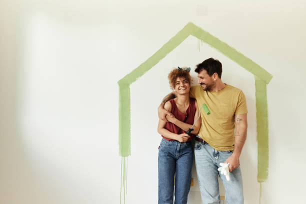 ¡este es nuestro nuevo hogar! - repairing apartment home improvement painting fotografías e imágenes de stock