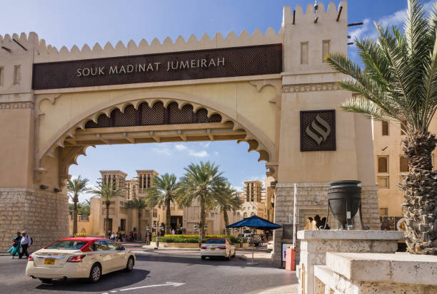 puerta del mercado madinat jumeirah en dubai. - madinat jumeirah hotel fotografías e imágenes de stock