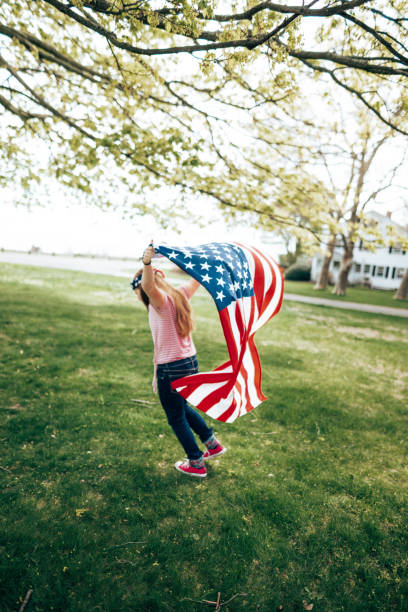 little kid running with us flag for the fourth of july - child flag fourth of july little girls imagens e fotografias de stock