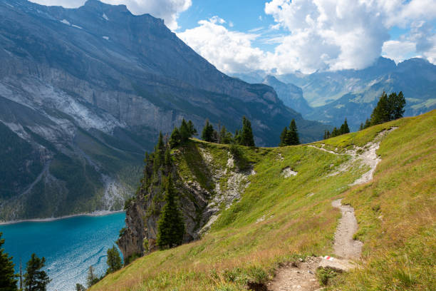 スイスアルプスのオエシネン湖のパノラマビュー - european alps mountain beauty in nature oeschinen lake ストックフォトと画像