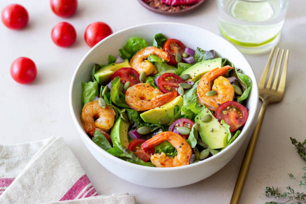 ensalada con camarones, aguacate, tomates, cebollas y semillas. alimentación saludable. dieta. - salad shrimp prawn prepared shrimp fotografías e imágenes de stock