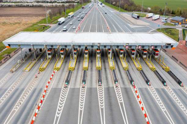 автострада платная будка, контрольно-пропускной пункт на дороге - toll booth стоковые фото и изображения