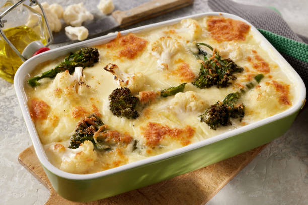 istock Yummy gratin with broccoli and veggies in casserole pan with cheese crust 1403465100