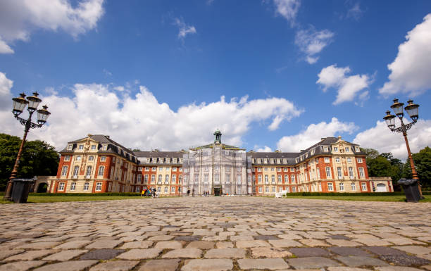 castillo de münster con schlossplatz. schloss münster (palacio de la ciudad), renania del norte-westfalia, alemania. antigua residencia del príncipe-obispo. palacio utilizado por la administración universitaria - munster fotografías e imágenes de stock