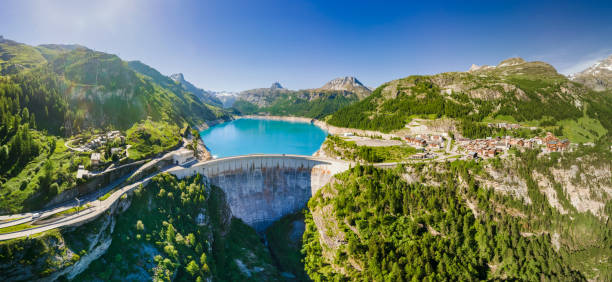 水力発電を発生するフレンチアルプス山脈のウォーターダムと貯水池湖の空撮ビュー。低co2フットプリント、脱炭素化、再生可能エネルギー、持続可能な開発。水力発電。 - generating ストックフォトと画像