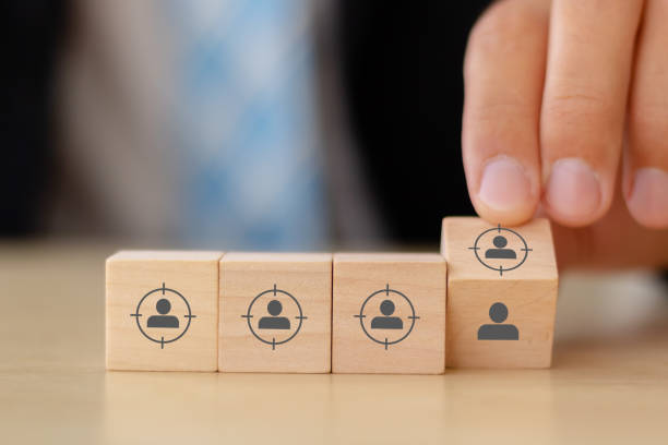 Target customer, buyer persona, marketing segmentation, job recruitment concept. Personalization marketing, customer centric strategies. Flipping wooden cubes to focused on target customer symbols. cliente objetivo, buyer persona, segmentación de marketing, concepto de reclutamiento de trabajo. marketing de personalización, estrategias centradas en el cliente. voltear cubos de madera para centrarse en los símbolos del cliente objetivo.