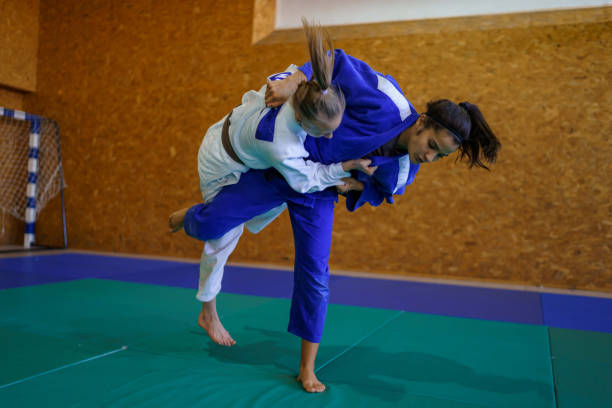 luchadores de artes marciales entrenando en el gimnasio - judo fotografías e imágenes de stock