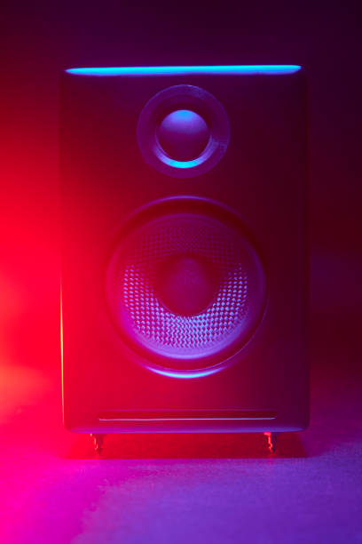 haut-parleur audio avec lumières led dégradées rouges et bleues - focus on shadow audio photos et images de collection