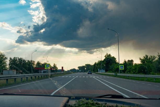 극적인 구름이있는 고속도로에서 운전 - sighn 뉴스 사진 이미지