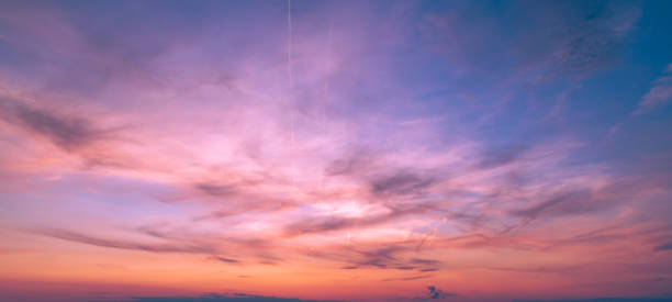 beau ciel coloré au coucher du soleil. le soleil derrière les nuages colorés. - ciel romantique photos et images de collection