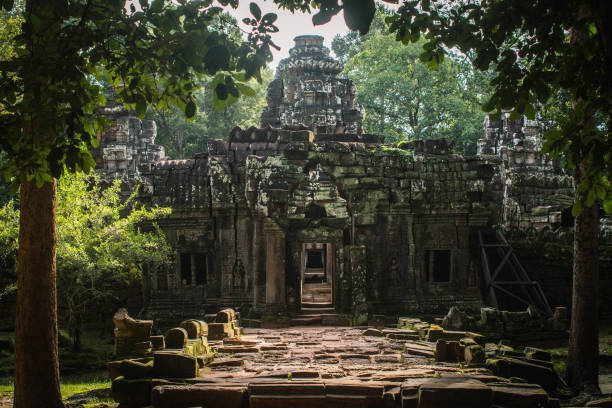 ancient prasat stone arch, prasat ta som in angkor, cambodia - wat angkor thom imagens e fotografias de stock