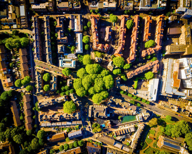 la vista aérea de shoreditch, un área artística adyacente al barrio igualmente moderno de hoxton en londres - hackney fotografías e imágenes de stock