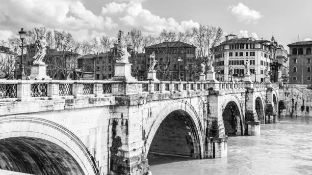 puente de ponte vittorio emanuele ii en roma, italia. - ancient rome fotos fotografías e imágenes de stock