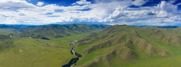 paisaje aéreo en el valle de orkhon, mongolia - mountain famous place livestock herd fotografías e imágenes de stock